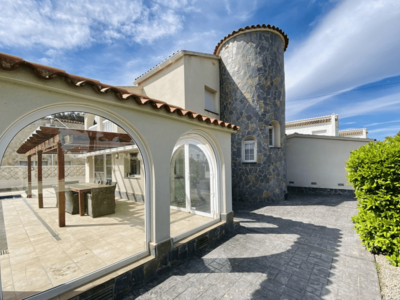 Mooi gerenoveerde villa,  150 meter van het strand