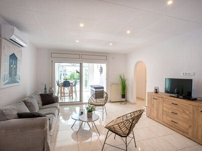 Villa met aanlegplaats, zwembad en garage