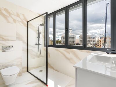 Direct aan het water, woning met aanlegplaats, garage en lift