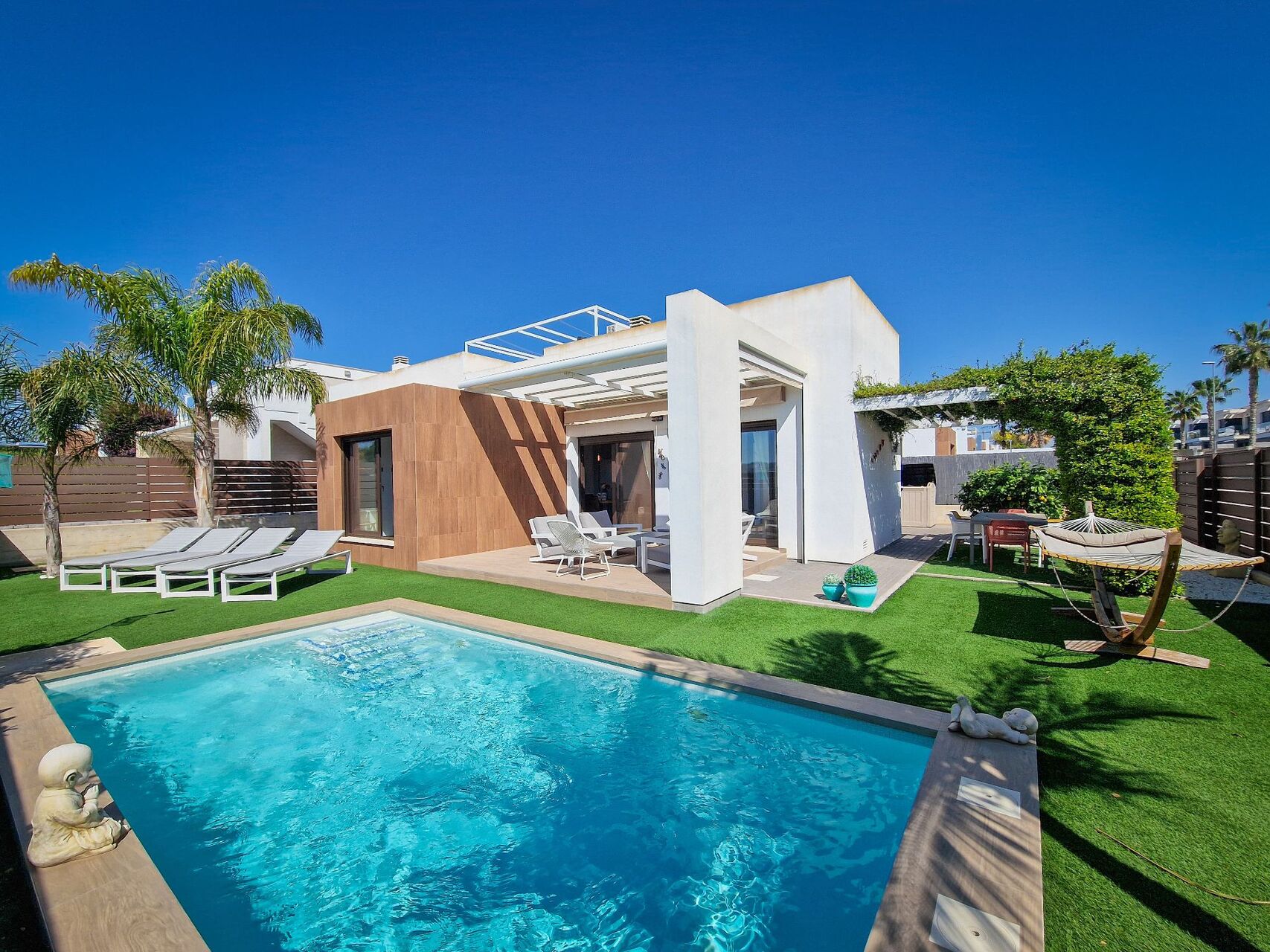 Wat een fantastische villa! Zwembad en royaal dakterras.