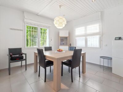 Fraaie villa met zwembad op loopafstand van het strand