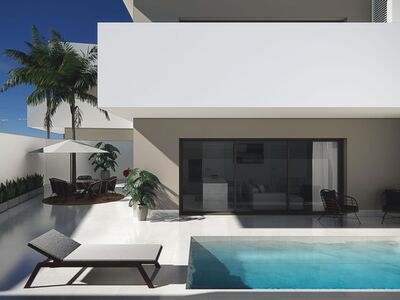 Begane grond met zwembad, etage met jacuzzi