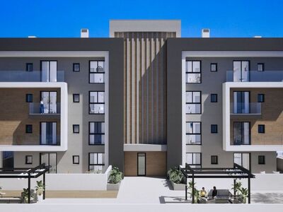 Hele grote terrassen, in het centrum, 2 km van zee...