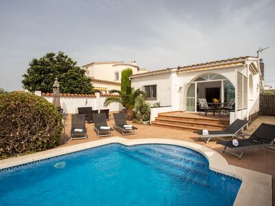 Villa met aanlegplaats, zwembad en garage