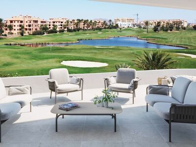 Appartementen en penthouses aan de golfbaan, 4 km van zee.