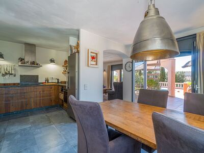 Wat een sfeervolle villa en wat een uitzicht! Met verhuurlicentie.