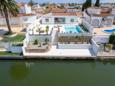 Riante villa met aanlegplaats van 15 meter