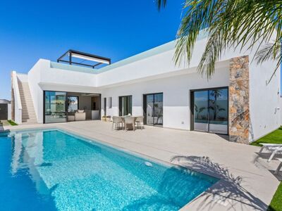 Een garage is standaard bij deze villa op golfresort,