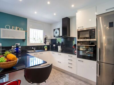 Villa, leuke tuin met jacuzzi, in rustige wijk van Roses