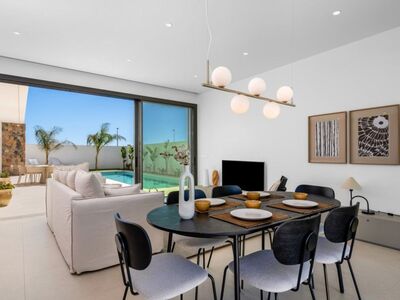 Een garage is standaard bij deze villa op golfresort,
