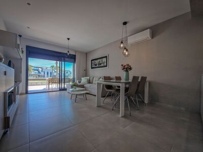 ruim appartement met grote tuin eromheen. 2,5 km van strand