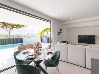 Riant.. wat een ruimte in deze villa en wat een locatie!
