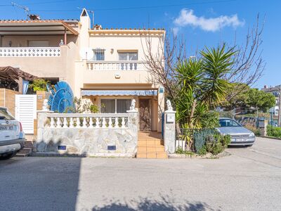 Geschakelde woning met garage, voor wie van kleur houdt!