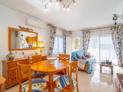 Geschakelde woning met garage, voor wie van kleur houdt!