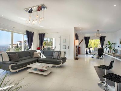 Zeer ruime, prachtig zeezicht. Maar liefst 5 slaapkamers