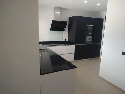 Villa met zwembad en garage, rustig gelegen, groot grondstuk
