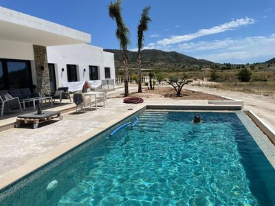 Villa met zwembad en garage, groot grondstuk