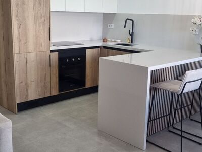 Drie slaapkamers, garageplaats en berging, groot zwembad