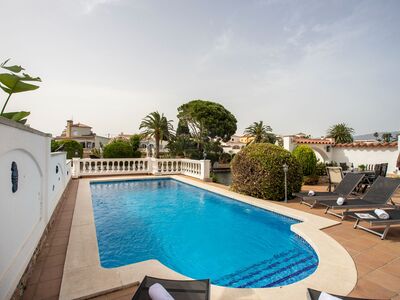 Villa met aanlegplaats, zwembad en garage