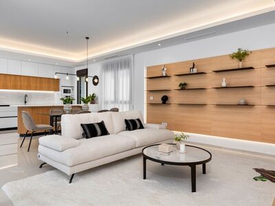 Speels ogende, moderne villa met zwembad