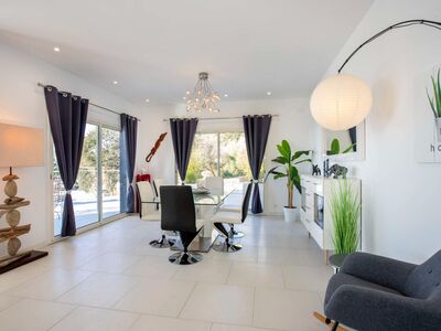 Zeer ruime, prachtig zeezicht. Maar liefst 5 slaapkamers