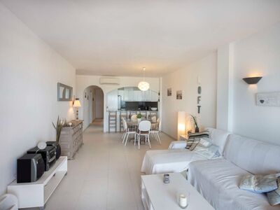 Ruim appartement, direct aan de zee, met parkeerplaats en berging