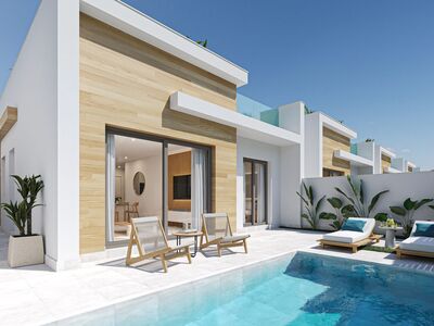 Vrijstaande villa met dakterras en zwembad!