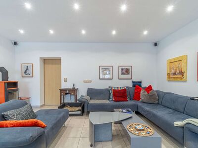 Villa met zelfstandig appartement, lopend naar zee