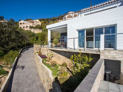 Zeer ruime, prachtig zeezicht. Maar liefst 5 slaapkamers