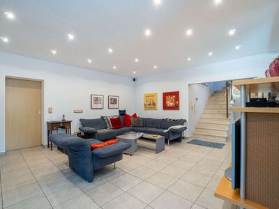 Villa met zelfstandig appartement, lopend naar zee