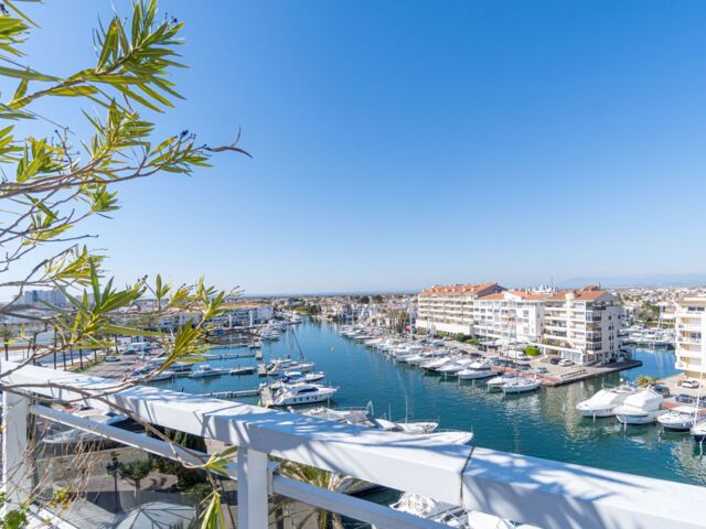 penthouse met groot terras en zicht op de haven. Garageplaats
