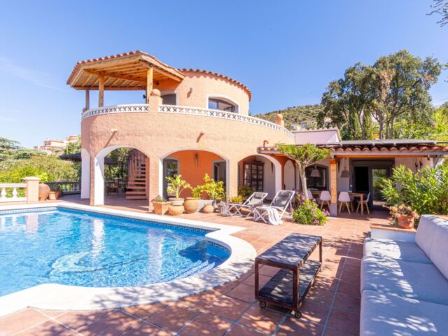 Wat een sfeervolle villa en wat een uitzicht! Met verhuurlicentie.