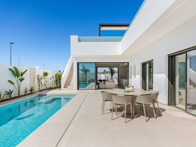 Een garage is standaard bij deze villa op golfresort,