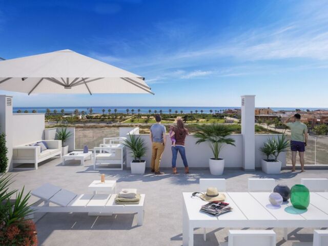 Zo dicht bij zee en strand! Mooie tuin met zwembad