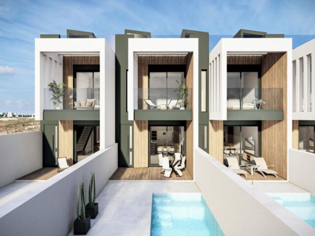 Ruime woningen met zwembad, patio en dakterras.