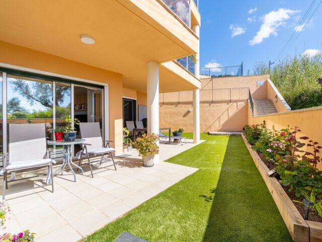 Hoekappartement met flinke tuin er om heen