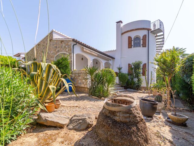 Karakteristieke villa in het levendige Empuriabrava