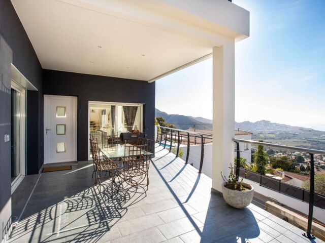 Zeer ruime, prachtig zeezicht. Maar liefst 5 slaapkamers