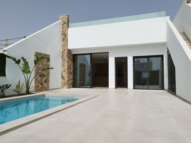 6651 Eficatium klein Villa met garage op golfresort, 3 km van zee