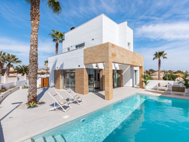 Wat een villa! Zwembad, dakterras, garage en gemeubileerd..