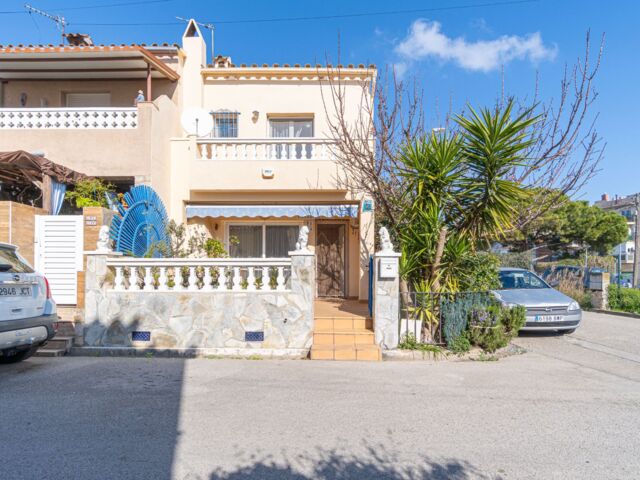 Geschakelde woning met garage, voor wie van kleur houdt!