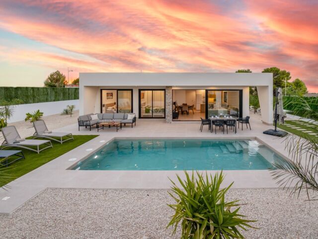 Mooie villa, ruim perceel. Prachtige omgeving..