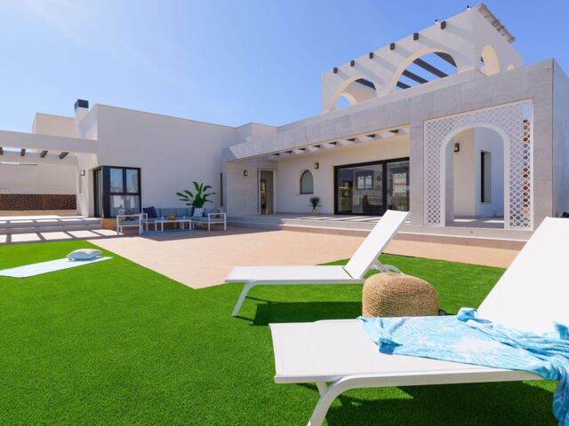 Villa met veel ruimte, grote tuin, een dakterras en een garage