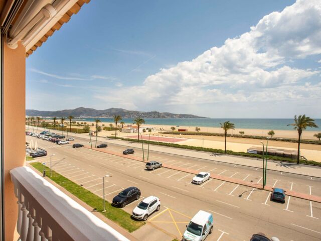Ruim appartement, direct aan de zee, met parkeerplaats en berging