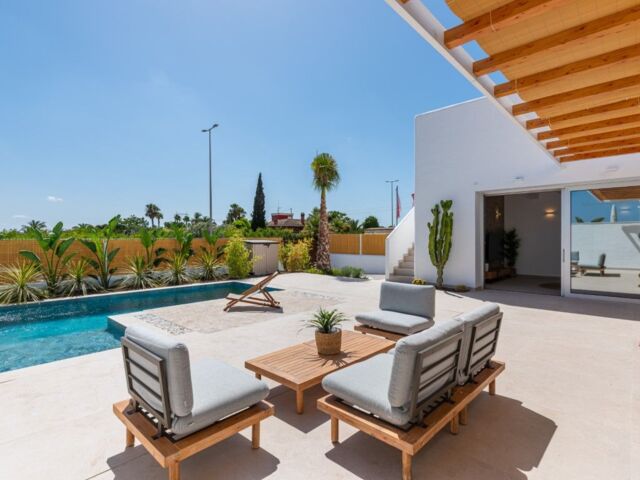 Fraaie villa, zwembad en grote onderbouw